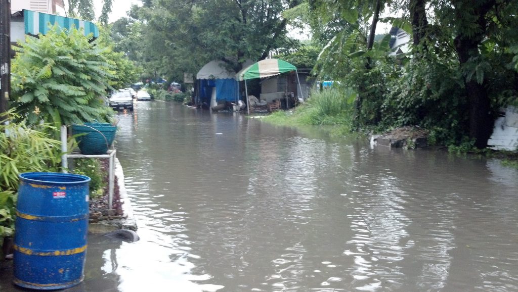 น้ำท่วมเข้ารถเอาพรมไปซัก